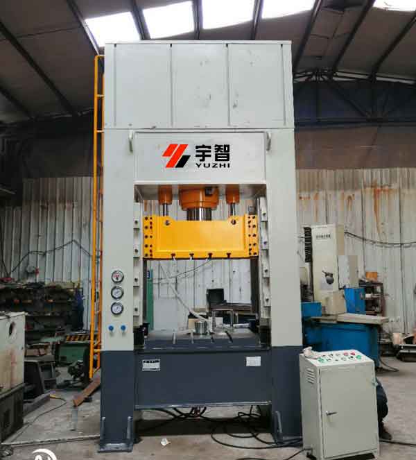 200噸框架式液壓機客戶安裝現(xiàn)場圖