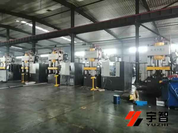 500噸四柱液壓機(jī)客戶現(xiàn)場(chǎng)安裝圖