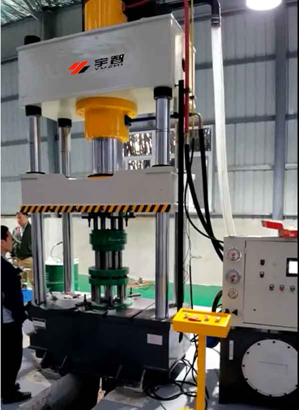 壺鈴殼體拉伸液壓機(jī)客戶現(xiàn)場圖